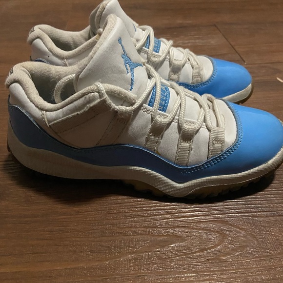 Girls Jordan’s - Picture 3 of 4